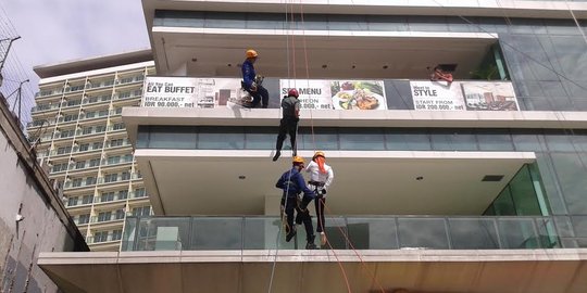 Hari Kartini, istri Ridwan Kamil rappelling dari ketinggian 20 meter