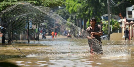 Banjir 1 meter, Jalan Mabes Hankam berubah jadi tempat menjala ikan