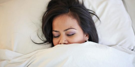 4 manfaat tidur telanjang untuk seksualitas