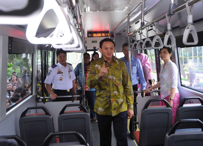 ahok resmikan bus transjakarta khusus wanita