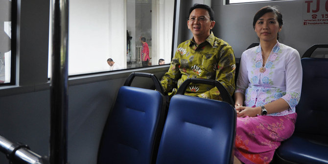 Hasil gambar untuk ahok dan veronica di balaikota