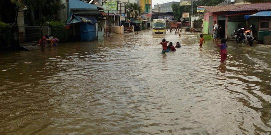 Beberapa toko di Depok tutup karena banjir