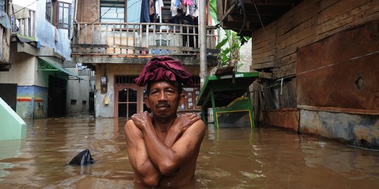 Baru surut, warga Bekasi siap hadapi banjir susulan tengah malam