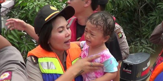 Kisah Iptu Puji jadi 'Kartini' dengan evakuasi korban banjir