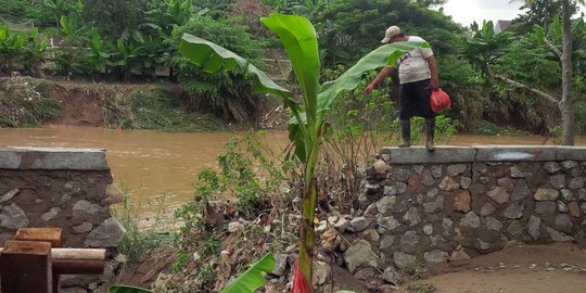 Hingga pagi ini, banjir di Bekasi masih tinggi mencapai 1,5 meter