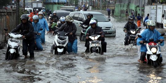 Ahok semprot anak buah gara-gara tak becus tangani banjir