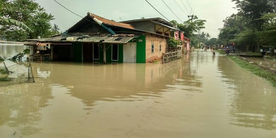 Ribuan warga Karawang korban banjir berbondong-bondong mengungsi