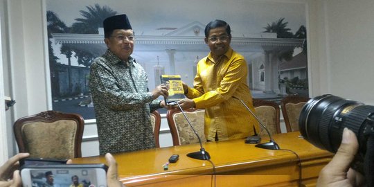 Serahkan buku, Idrus Marham minta restu JK maju caketum Golkar