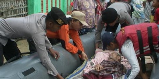 Takut harta benda dicuri, korban banjir di Karawang ogah dievakuasi