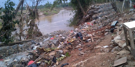 Perbaikan darurat tanggul jebol Kali Bekasi cuma pakai karung pasir