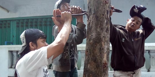 Aksi anak Punk yang peduli lingkungan di Hari Bumi Sedunia