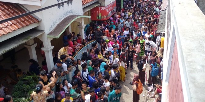 Warga berkerumun padati lokasi mutilasi wanita hamil. ©2016 Merdeka 