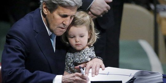 Tandatangani Perjanjian Paris, John Kerry bawa cucu