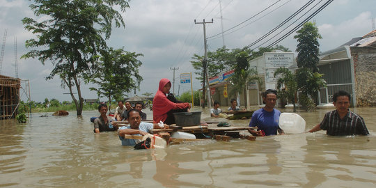 Banjir Karawang mulai surut, warga khawatir banjir susulan