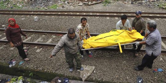 Bengong saat nyeberang, wanita tanpa identitas tewas tersambar KRL