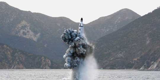 Ini aksi rudal balistik Korea Utara meluncur dari bawah laut