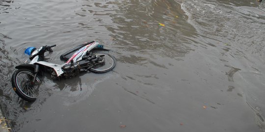 Jalanan banjir, warga ramai-ramai pikul motor buat menyeberang