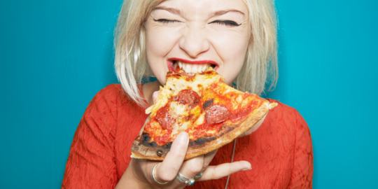 Bagaimana reaksi tubuh ketika makan satu potong pizza?