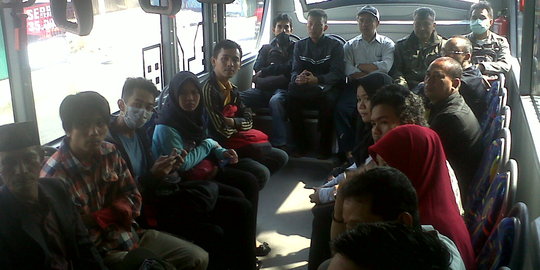 Uji coba 3 jam, bus Transjakarta diserbu ratusan warga Bekasi