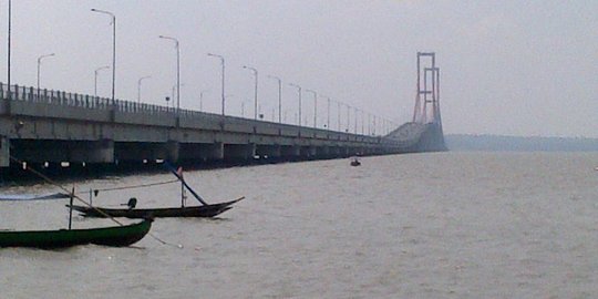 Cuma berbekal pelampung, anggota TNI berenang melintasi Selat Madura