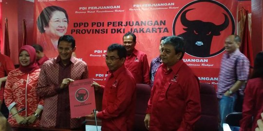 Berbaju merah, Sandiaga Uno sanjung PDIP partai besar dan terhormat