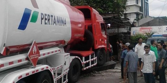 Ban meletus, truk tangki Pertamina terbakar di jalan tol Semarang