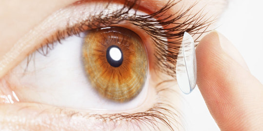 10 Hal yang pantang dilakukan jika kamu menggunakan lensa kontak