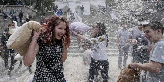 Keseruan perang bantal kapuk di Ukraina
