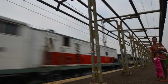 Tawuran warga di perlintasan Cawang, KRL Bekasi-Manggarai tersendat