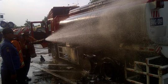  Truk tangki Pertamina terbakar  di tol Jatingaleh Semarang 