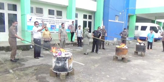 20.133 Pak obat kuat & pangan berformalin dibakar BPOM Sumsel