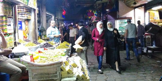 Menikmati suasana malam di pasar tradisional Suriah