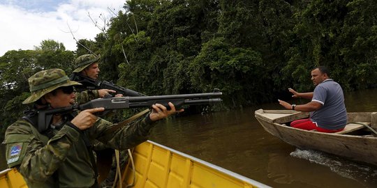 Aksi petugas bersenjata Brasil buru penambang liar di Hutan Amazon