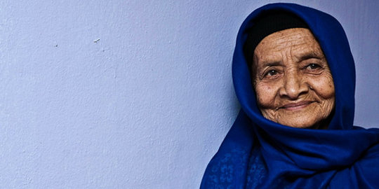 Kuliah hingga 60 tahun, nenek berusia 1 abad ini resmi jadi sarjana