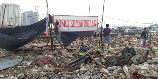 Warga Pasar Ikan dirikan tenda pinjaman TNI AL di bekas gusuran