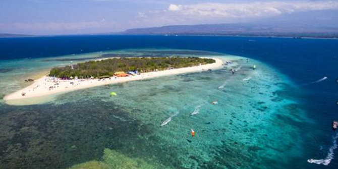 Pulau Tabuhan tempat selancar layang terbaik di Indonesia 