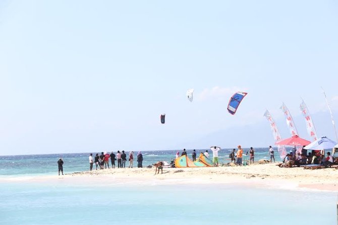 kitesurfing di pulau tabuhan banyuwangi