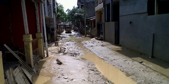 Usai banjir, Perumahan PGP Bekasi diselimuti lumpur setebal 30 cm