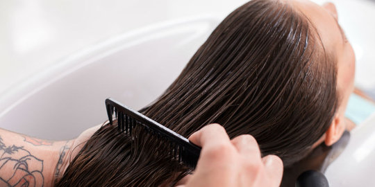 10 Cara merawat rambut  lurus  hasil rebonding merdeka com