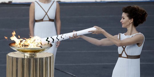 Pesona Katerina Lehou jadi dewi penyala api Olimpiade 2016