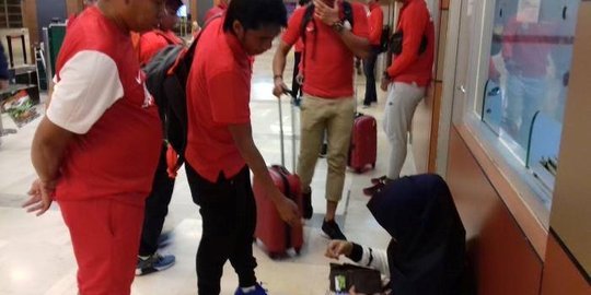 Cerita haru eks pemain Timnas bantu gadis berhijab pulang kampung