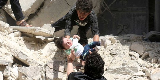Momen menegangkan penyelamatan bayi Suriah di tengah serangan udara