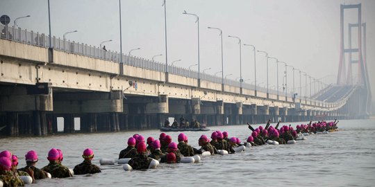 Aksi heroik 2.016 prajurit Marinir berenang seberangi Selat Madura