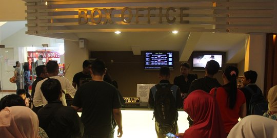 Antre berjam-jam, warga gagal nonton AADC 2 gara-gara tiket habis