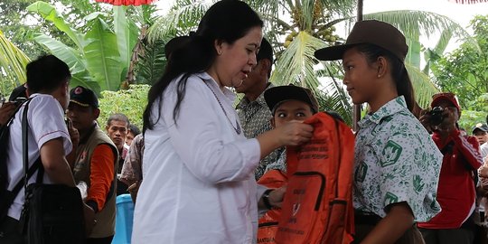 Masih pakai lampu teplok, ibu di Mentawai curhat ke Menko Puan