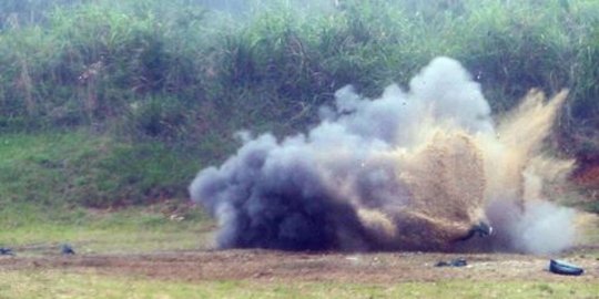 Benda meledak hantam rumah warga di Karawang