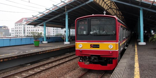 Korsleting, lampu KRL rute Jakarta Kota-Bogor meletus