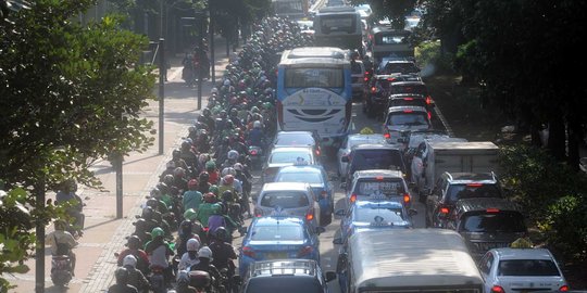 Motor dilarang lewat Sudirman, Sandiaga minta hak warga tak dikebiri