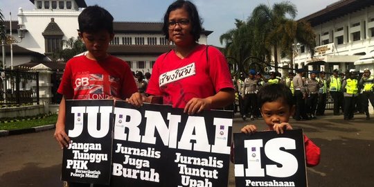 Jurnalis juga ikut demo buruh di Gedung Sate: Mari berserikat!