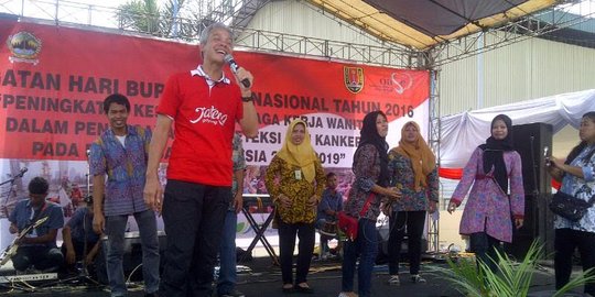 Joget dangdut bareng buruh, Gubernur Ganjar bagi duit Rp 1 juta